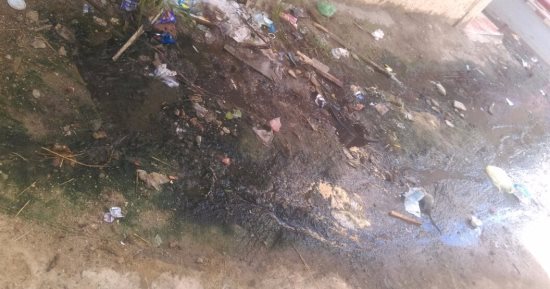 شكوى من طفح مياه المجارى فى مساكن المنتزه بدمياط منذ شهرين