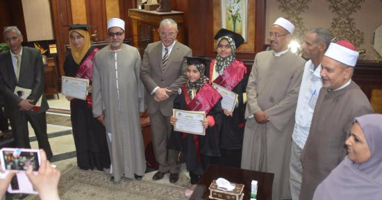 محافظ المنيا يكرم أوائل الشهادات من طلبة الأزهر