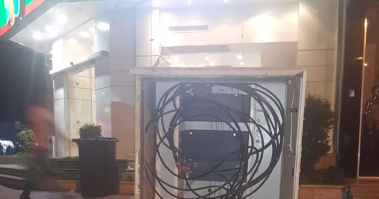 قارئ يشارك بصورة لكابينة كهرباء مكشوفة تثير رعب أهالى شارع عباس العقاد