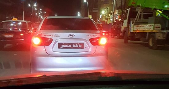 مواطن بطنطا يرصد سيارة بدون لوحات معدنية استبدلها قائدها بعبارة "باشا مصر"