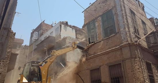 بالصور.. إخلاء منزلين آيلين للسقوط بمركز أخميم فى سوهاج