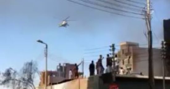 طائرات هليكوبتر تشارك فى إطفاء حريق السوق التجارى بإدفو  فى أسوان