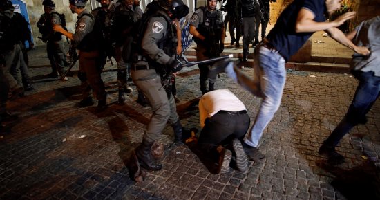 بالفيديو.. على طريقة داعش قوات الاحتلال تلقى القبض على الفلسطينيين بالقدس