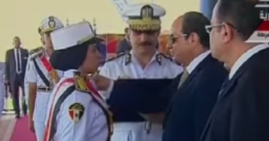 بالصور.. السيسى يقلد أوائل الخريجين من كلية الشرطة نوط الامتياز من الطبقة الثانية