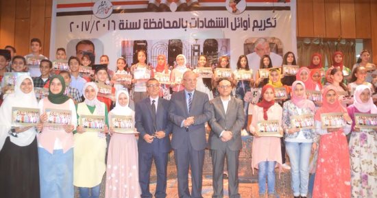 محافظ المنيا يكرم 114 طالبًا من أوائل الشهادات العامة