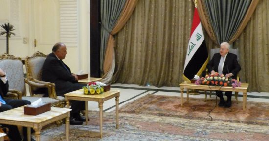 سامح شكرى يبحث مع الرئيس العراقى تداعيات التدخلات التركية فى المنطقة