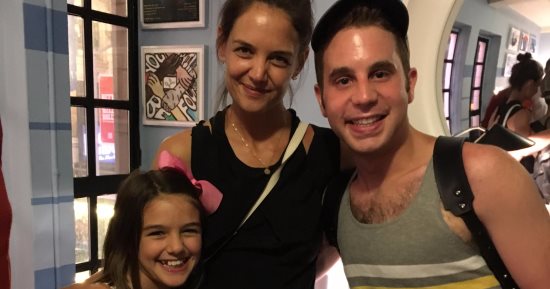 شاهد.. كاتى هولمز تصطحب ابنتها لحضور مسرحية "Dear Evan Hansen"