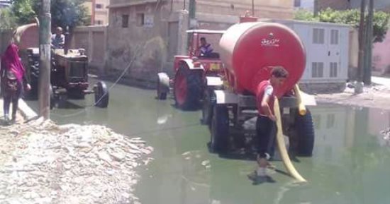 بالصور.. مياه الصرف تُغرق شوارع قريتى "عياش" و"شبرا ملكان" بالمحلة