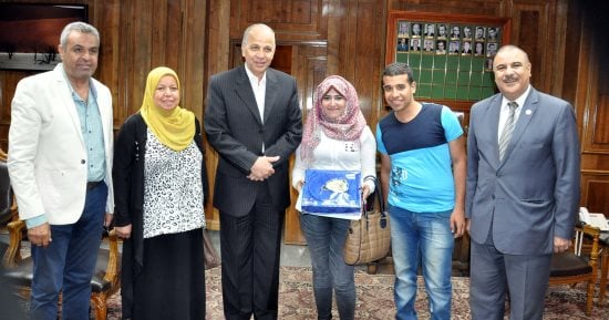 محافظ القليوبية يكرم الطالبة الولى على مدارس دبلوم الزراعة نظام الـ 5 سنوات