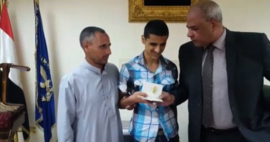 وزير الداخلية يوجه باستخراج جوازات سفر للمكفوفين مجانا.. صور
