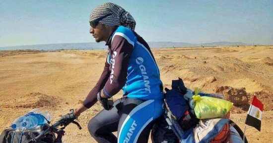 بالصور .. شابان ينطلقان في رحلة بالدراجات بأرض سيناء لتنشيط السياحة 