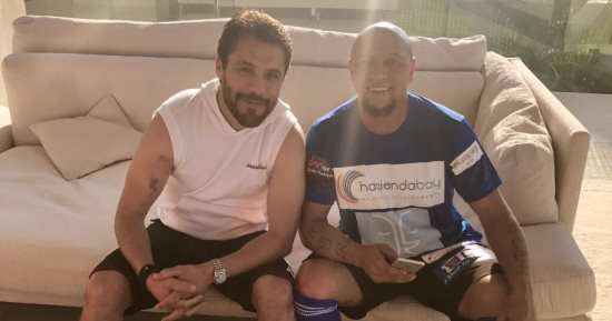 الصقر ينشر صورة تجمعه بروبرتو كارلوس قبل لقاء نجوم العالم بالساحل الشمالى