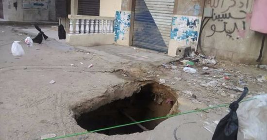 بالصور .. هبوط أرضي بشارع بالأربعين في السويس