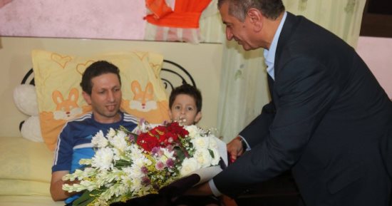 بالصور ..محافظ كفر الشيخ :علاج مدرب فريق الخماسى لكرة القدم على نفقة التأمين الصحى