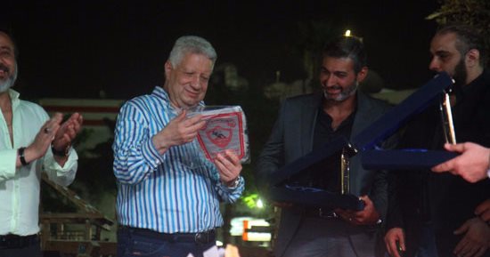 بالصور.. الزمالك يكرم أبطال مسلسل ظل الرئيس بتورتة ودروع