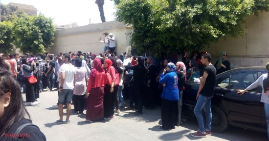 بالصور.. عشرات الراسبين فى الثانوية العامة يتظاهرون أمام التعليم
