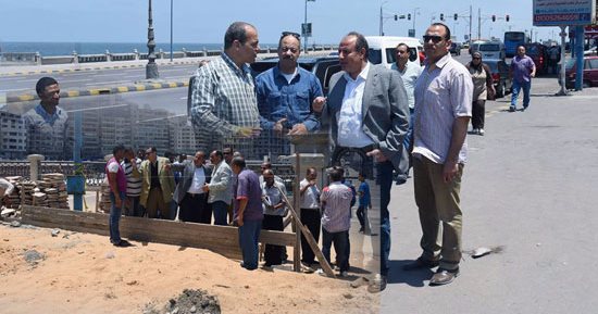 بالصور.. الإسكندرية تتزين لاستقبال المؤتمر الرابع للشباب بحضور الرئيس السيسي.. استمرار تجميل وتشجير ونظافة الشوارع والميادين.. والأعلام المصرية تكسو الكورنيش.. والمحافظ: رشحنا 150 شابا.. وارتفاع إشغالات لـ100%
