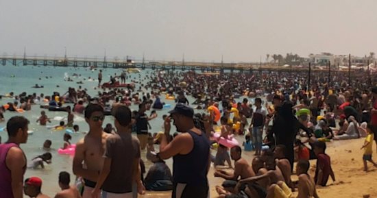 بالصور.. شواطئ العين السخنة والأدبية كاملة العدد وإنقاذ 3 مواطنين من الغرق