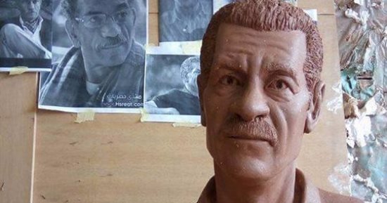 بالصور.. طالب مصرى يجسد تمثالًا للفنان سيد رجب