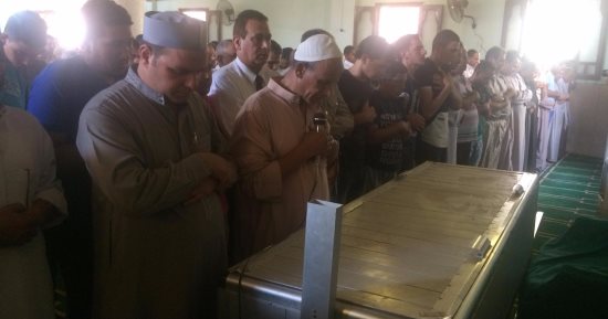 بالصور.. جنازة شعبية مهيبة لشهيد الواجب فى الفيوم بالدقهلية