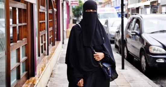 بريطانية ترفع دعوى قضائية ضد مدرسة لمنعها من التواجد فى مقرها بالنقاب 