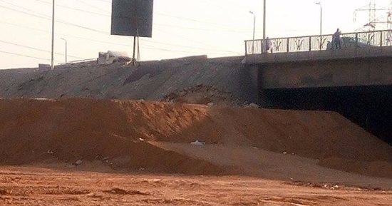 بالصور.. شكوى من تهالك "نزلة" السويس بالطريق الدائرى فى التجمع
