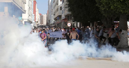 بالصور.. الشرطة تطلق الغاز المسيل للدموع لتفريق محتجين شمال المغرب