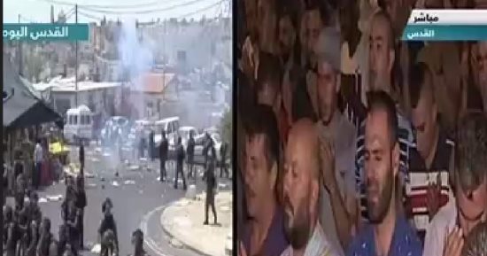 فلسطينيون يصلون العشاء قبالة المسجد الأقصى بعد منعهم من دخوله