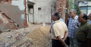 بالصور.. بدء إزالة العقار المائل فى مدينة الباجور بالمنوفية