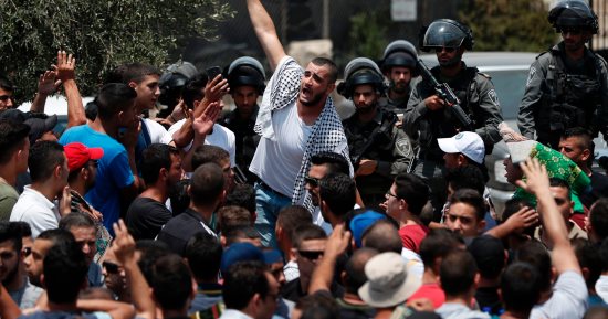 قوات الاحتلال تقتحم ساحات الأقصى وتطلق قنابل الغاز على المصلين الفلسطينيين