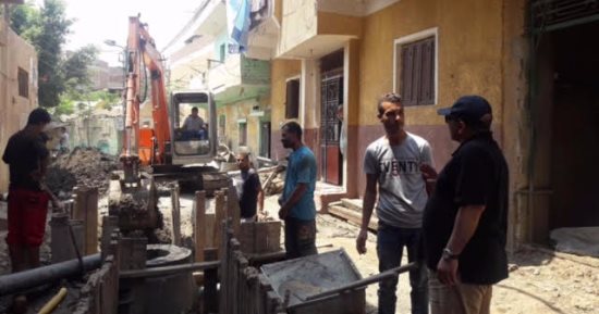 بالصور.. هبوط أرضى بطول 20 مترا وعمق 50 سم بسبب تسريب الصرف بالسنطة