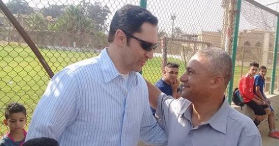 شاهد.. صور علاء مبارك فى الأهلى أثناء اختبار نجله بفريق 2000