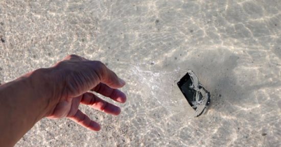 5 خطوات يجب اتباعها عند سقوط هاتفك الذكى فى الماء