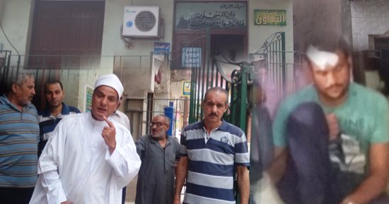 بالصور.. تفاصيل أبشع جريمة قتل بالشرقية.. عاطل يشق بطن عامل بالسكينة على باب المسجد.. المتهم يلقى بنفسه فى البحر هربا من بطش الأهالى والأمن يلقى القبض عليه.. وشقيق المجنى عليه: "أخويا كان بيعطف عليهم"
