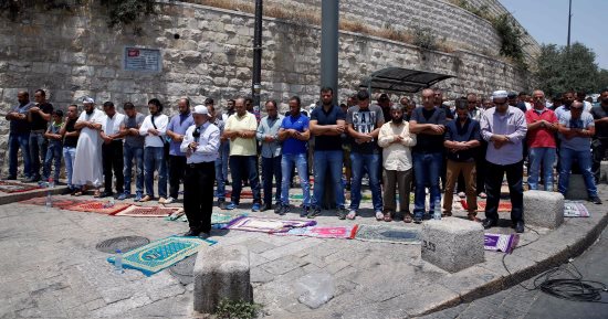 بالصور..فلسطينيون يؤدون الصلاة خارج الحرم القدسى احتجاجا على إجراءات الاحتلال