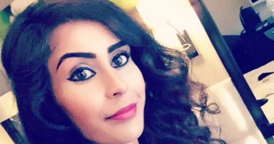 بريطانية مسلمة تقاضى شركة طومسون إيرويز بعد احتجازها لقراءة كتاب سورى