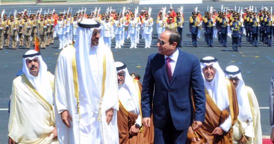 الرئيس السيسي يغادر قاعة الاحتفال بعد افتتاح قاعدة محمد نجيب العسكرية