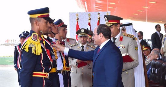 خريجو الكليات والمعاهد العسكرية يؤدون قسم الولاء أمام الرئيس السيسى