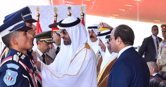 بالفيديو.. السيسى ومحمد بن زايد يمنحان الأنواط لأوائل خريجى الكليات العسكرية