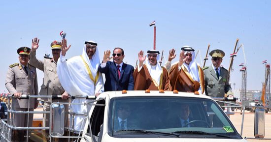 بالصور.. السيسى وضيوف مصر يستعرضون القوات المصطفة بقاعدة محمد نجيب العسكرية