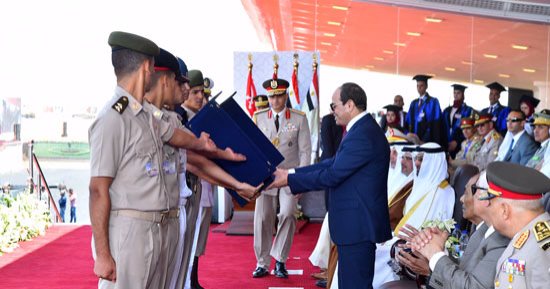 بالفيديو.. أوائل الدفعات العسكرية يهدون السيسى درعا ونسخة من القرآن مرددين: تحيا مصر