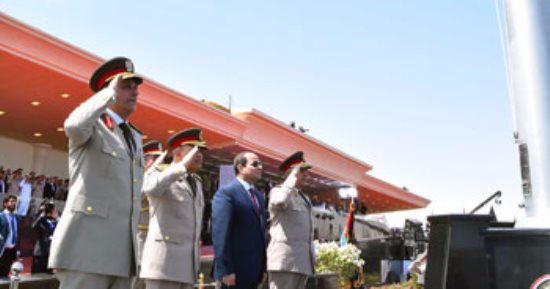 بالفيديو والصور.. الرئيس السيسي يرفع علم مصر على قاعدة محمد نجيب العسكرية