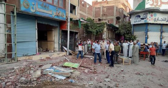 بالصور.. إزالة الطابق العلوى من العقار المائل بالمنوفية واستكمال الأعمال صباحًا