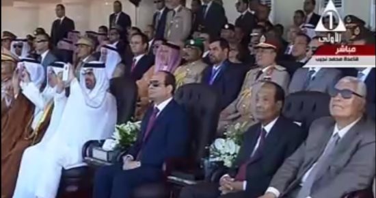 بالفيديو.. محمد بن زايد يصور العرض الجوى للطائرات المقاتلة بهاتفه المحمول