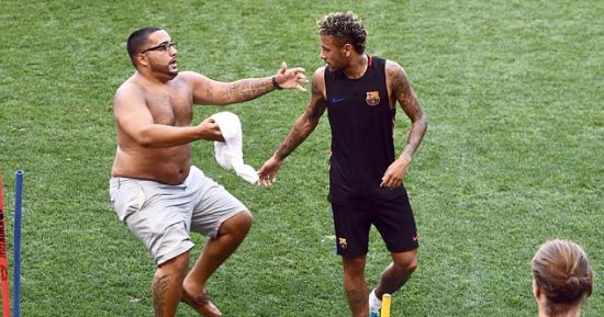 بالصور.. مشجع يقتحم تدريبات برشلونة بسبب نيمار