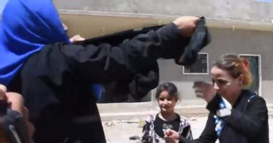 بالفيديو.. حرق "البرقع" وحلق اللحى.. سوريون يحتفلون بالهرب من معقل داعش بالرقة