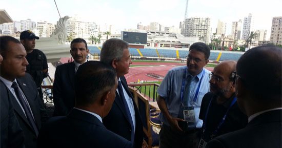 بالصور.. وزير الشباب يتفقد استاد إسكندرية قبل افتتاحه لمباراة الزمالك والفتح