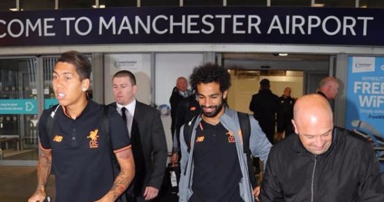 بالصور.. محمد صلاح يعود إلى إنجلترا مع ليفربول 