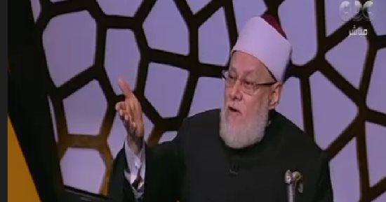 الشيخ على جمعة باكياً: نساء القدس ينظفن بلاط المسجد الأقصى بملابسهن