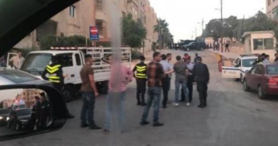 بالصور.. أمن السفارة الإسرائيلية يقتل أردنيا هاجم المبنى فى عمّان